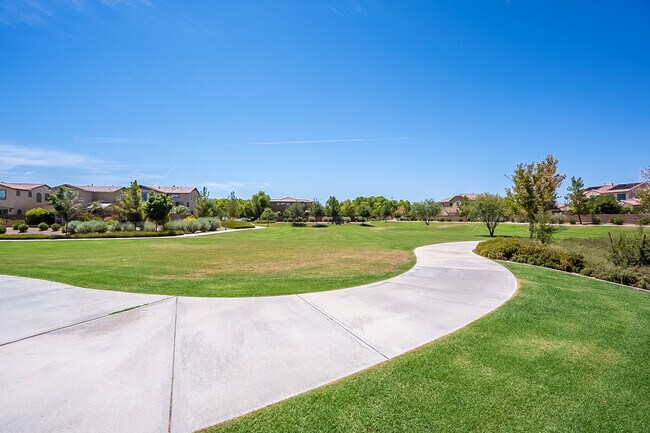 Building Photo - Stunning home with pool ready for move in
