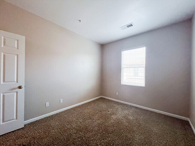 Building Photo - 3 Bd, 2.5 Ba Condo in Elk Grove