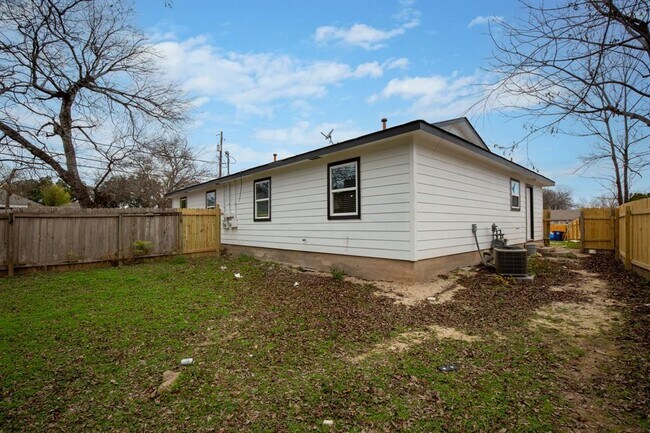 Building Photo - 1317 Mckie Cove
