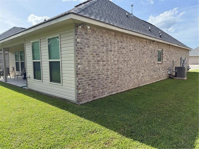 Building Photo - 557 Claiborne Trails Dr