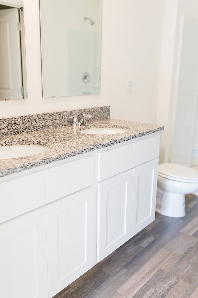 Building Photo - 721 Hillview Loop