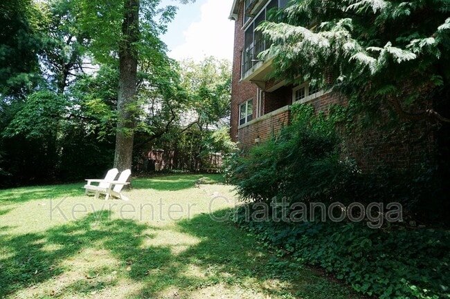 Building Photo - 190 N Crest Rd