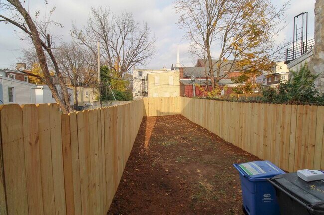 Building Photo - 507 W 4th St