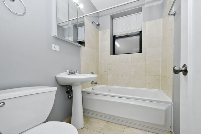 Building Photo - Beautiful 2Bed/1Bath in South Shore