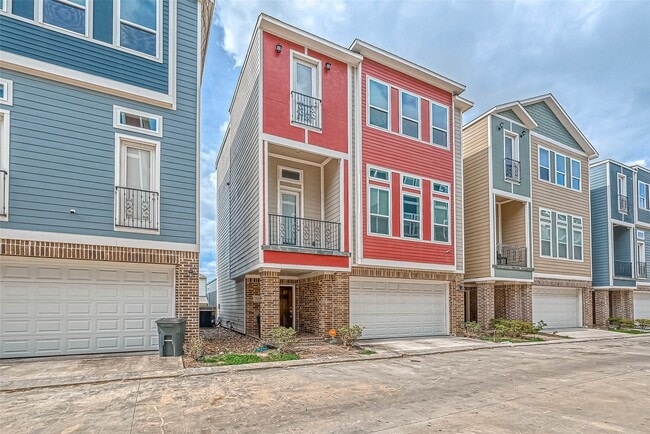 Building Photo - 2113 Bidwell Dr
