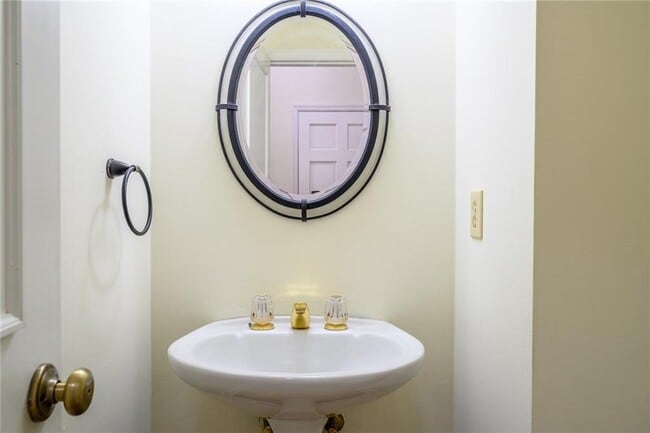 Building Photo - 1034 St James Crossing