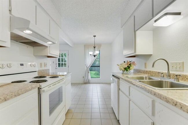 Building Photo - 3704 Bannockburn Dr