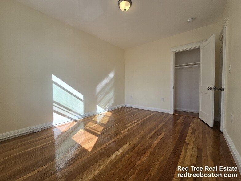 Building Photo - 183 Kent St