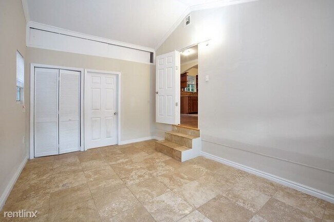 Building Photo - 2 br, 1 bath House - 571 NE 110th Ter