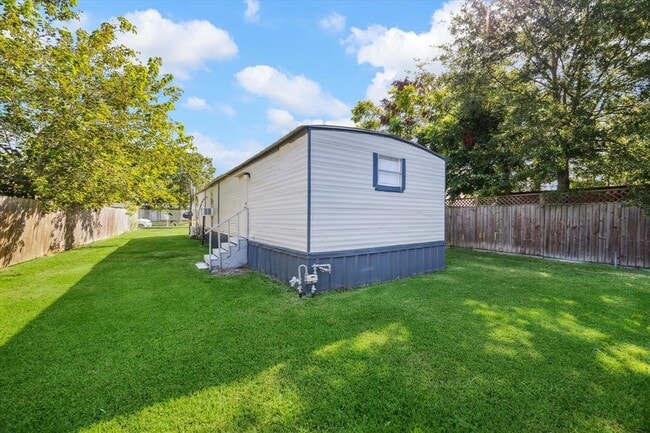 Building Photo - 703 E Fayle Ave