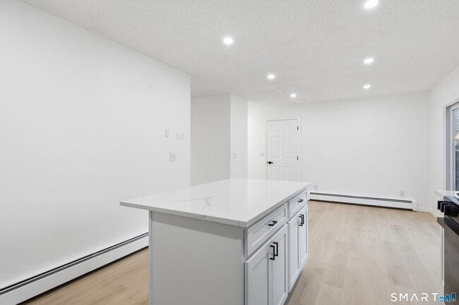 Building Photo - 70 Victoria Ct