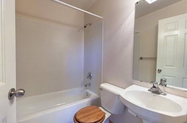 Primary Photo - Lovely 3 bed, 2.5 Bathroom Magnolia Tonwnh...