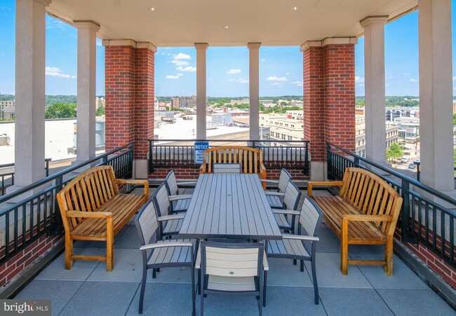 RoofTop Gazebo - 1390 Kenyon St NW