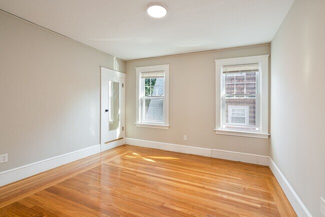 Building Photo - Newly renovated apartment for rent by Providence College / Elmhurst(Available 6/1/2026)