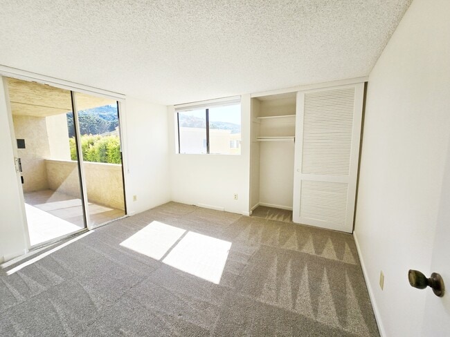 Building Photo - 2420 Torrey Pines Rd