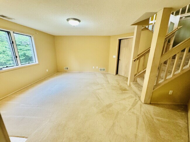 Building Photo - 9120 Trotters Ln
