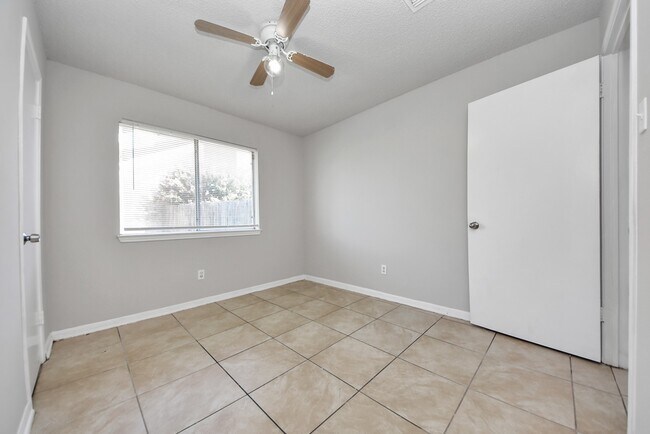 Building Photo - 1911 Hammerwood Dr