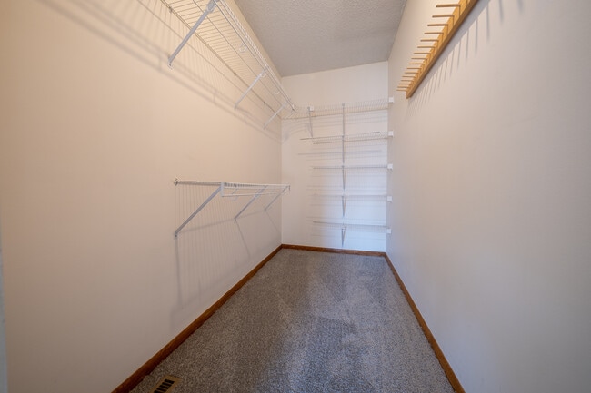 Building Photo - 733 Parkside Dr