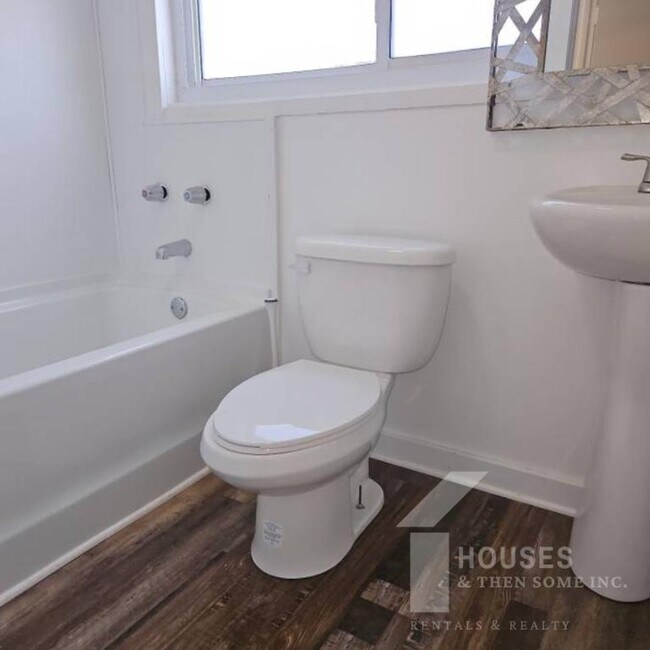 Building Photo - 250 Kirkland Ave