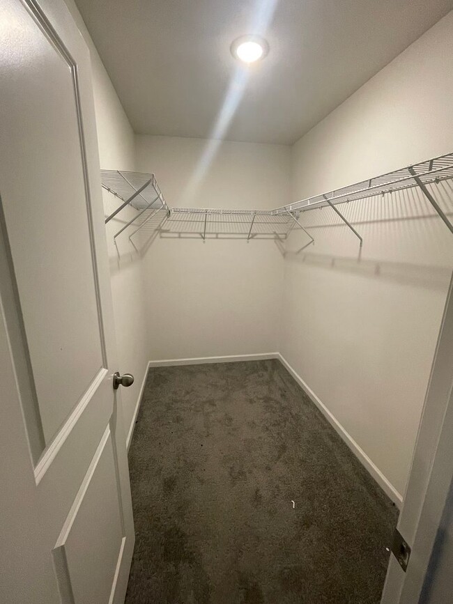 Building Photo - Welcome to this stunning 3-bedroom, 2.5-ba...