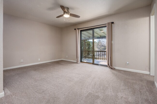 Master bedroom - 887 E Peila Ave