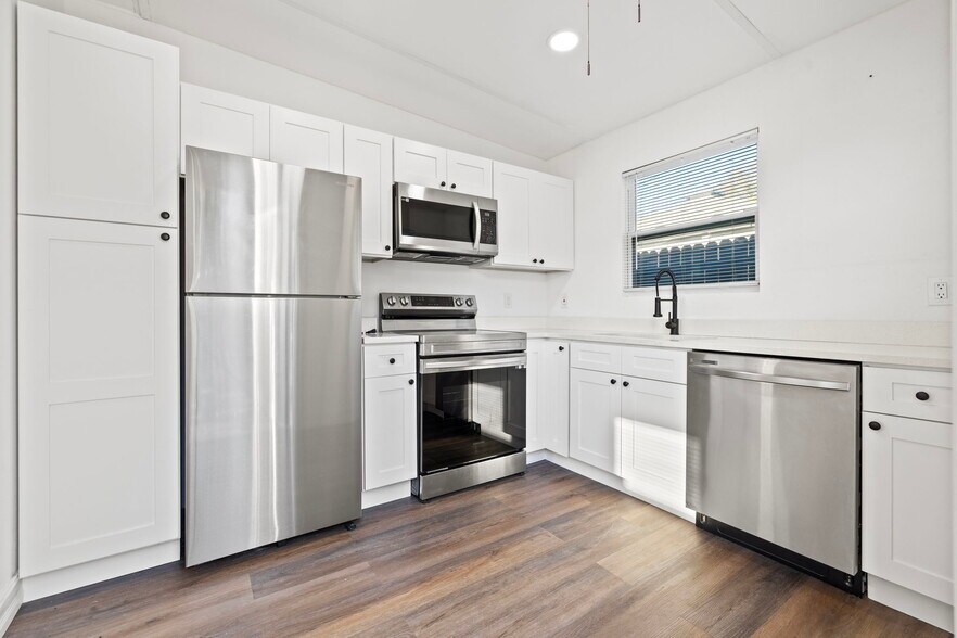 Kitchen - 625 35th St N
