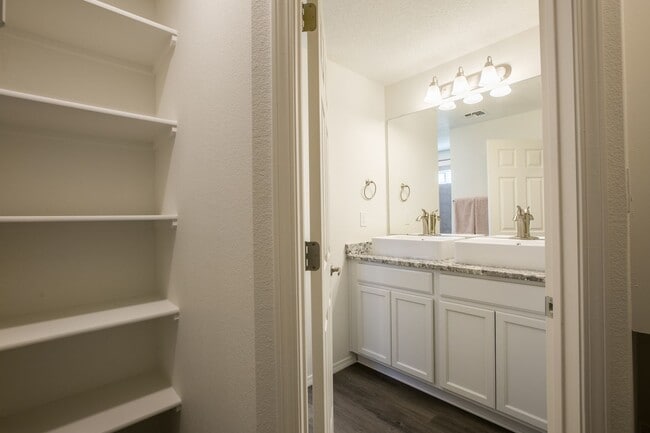 Building Photo - North Valley Townhome