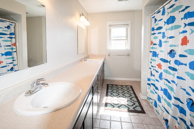 Building Photo - GORGEOUS 5 BEDROOM HOME LOCATED IN SALEM W...