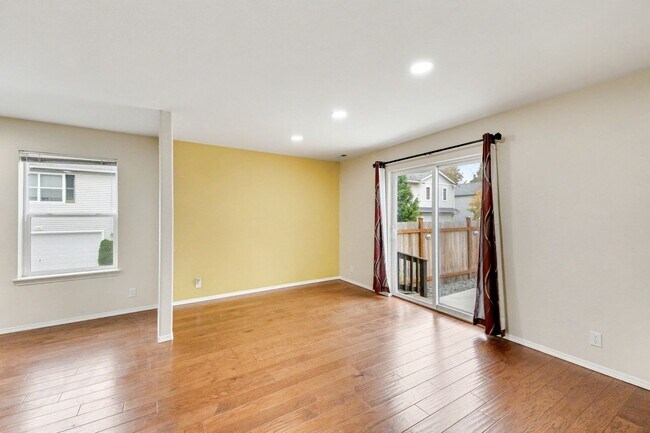 Building Photo - 4 bed 2.5 bath available now in Bothell