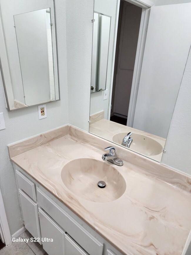 Building Photo - 2 Bedroom 1 Bathroom Apartment with 1 Car ...