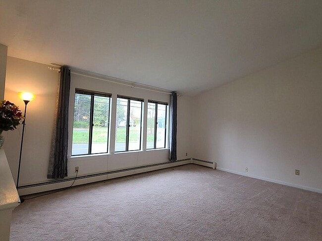 Building Photo - 15 Hoskins Rd