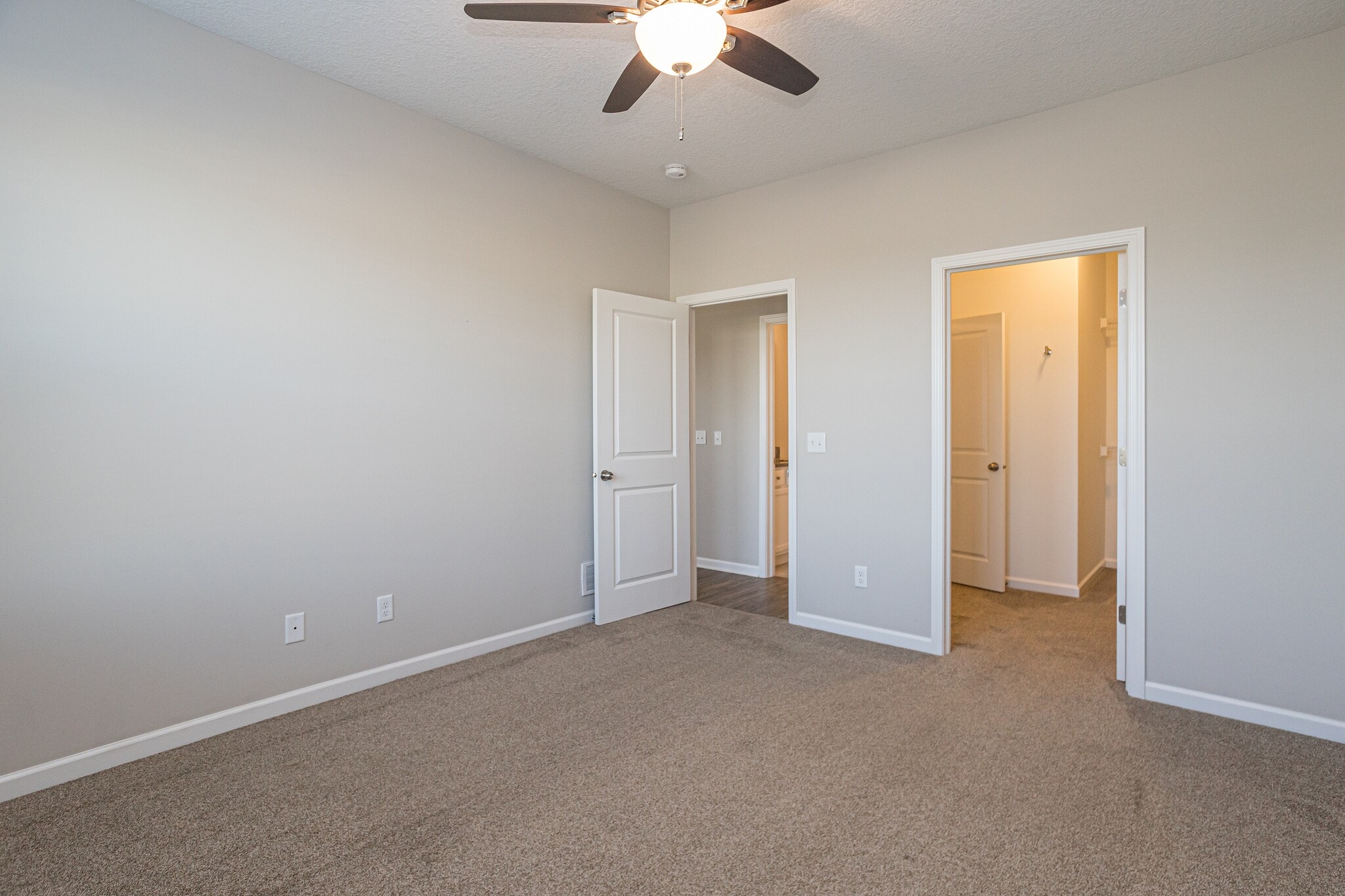 Building Photo - 3326 Glenbrook Cir S