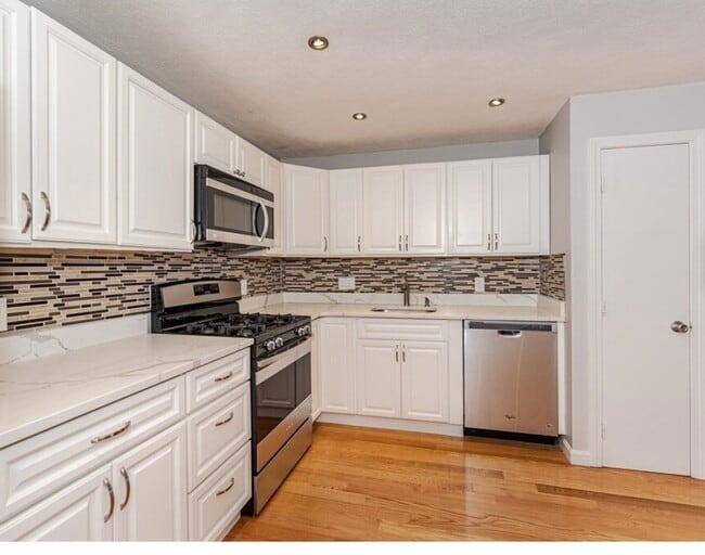 Building Photo - 5 Kenmar Dr