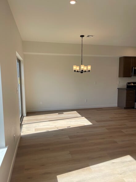 Building Photo - 1502 S E Landen Dr