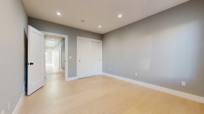 Building Photo - Remodeled 2 Bedroom | 1.5 Bathroom | Spaci...