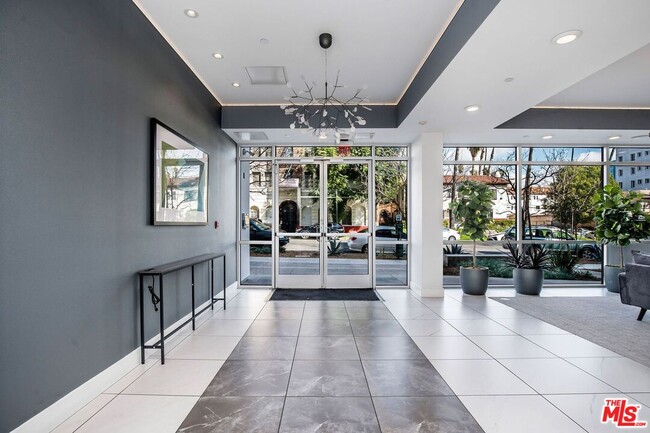 Building Photo - 453 S Kenmore Ave