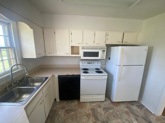 Building Photo - 3bed/2bath home on a HUGE FENCED LOT!!!!!!!!