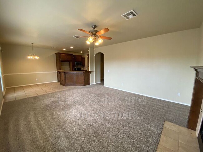 Building Photo - 640 E Linden Ln