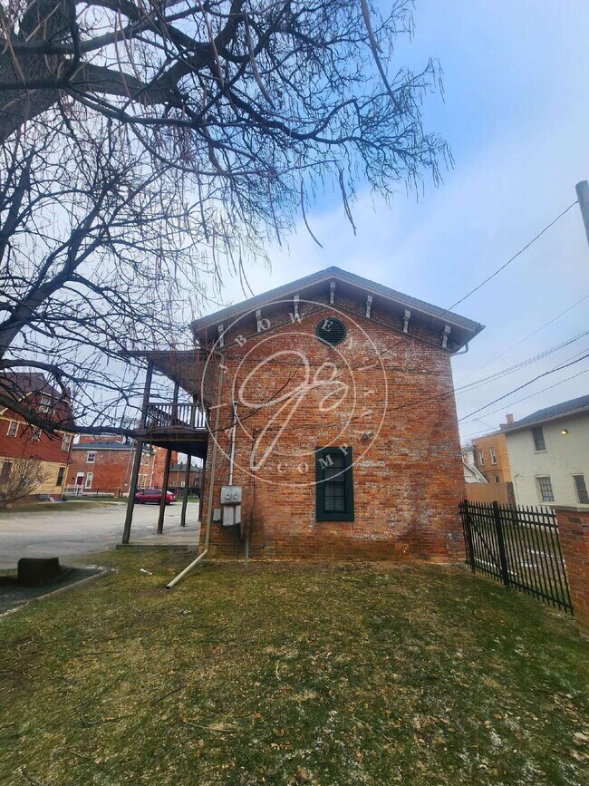 Building Photo - 1026 N Huron St