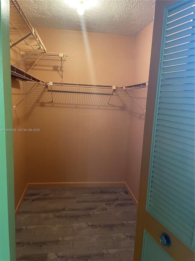 Building Photo - 2861 Somerset Dr