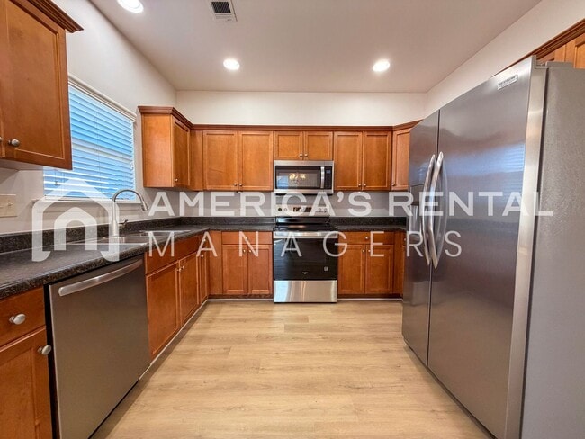 Building Photo - Modern One-Level Living with Pool and Club...