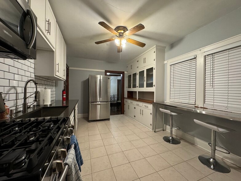 Kitchen - 821 E Pearson St