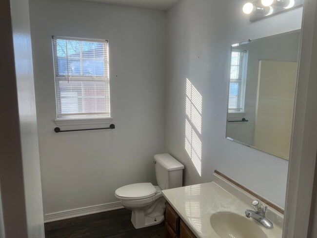 Building Photo - 2 Bed 1 Bath Duplex