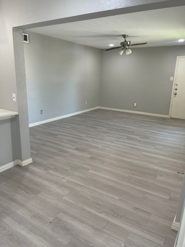 Building Photo - 5826 Sandhurst Ln