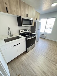 Building Photo - Completely Renovated Apartment!