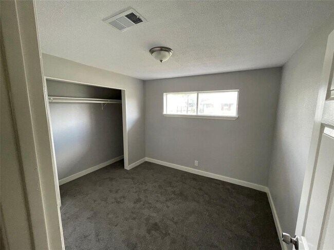 Building Photo - 7823 Glass St