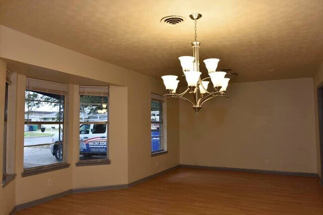 Building Photo - 2506 BEVERLY DR