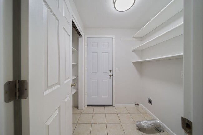 Building Photo - Classic rambler has 3 bedrooms, 1.75 baths, North Thurston School District