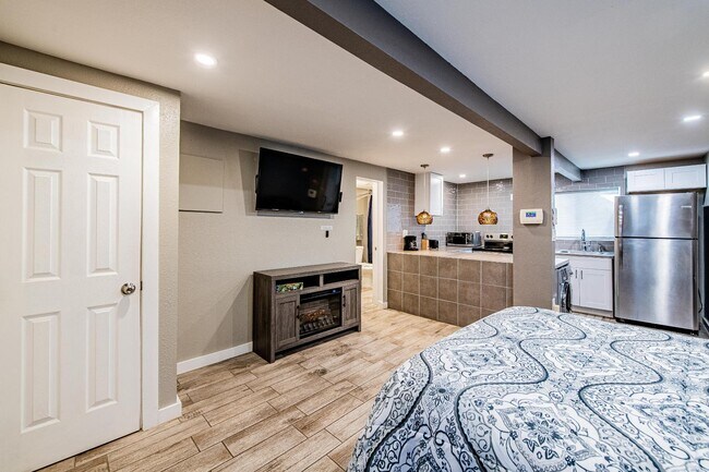 Building Photo - 704 Pacific Ave SW