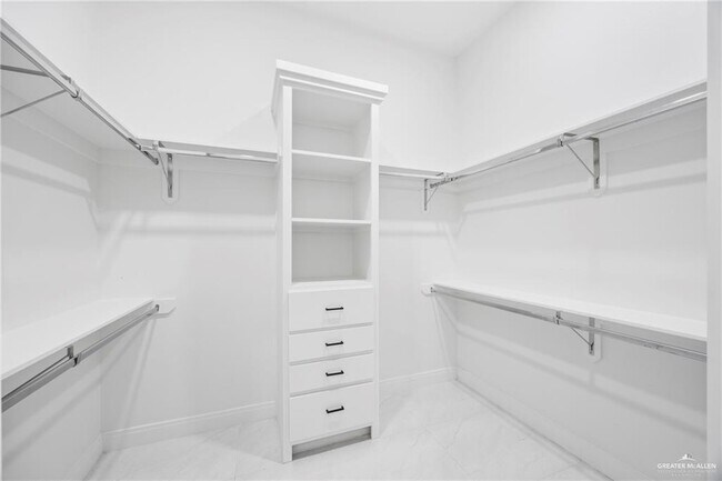 Building Photo - 1615 Lago Delton